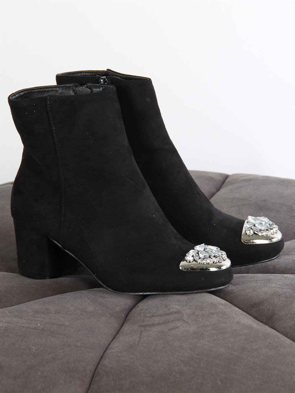 Sarra - Sort støvlet med sten og sølv detaljer på snuden